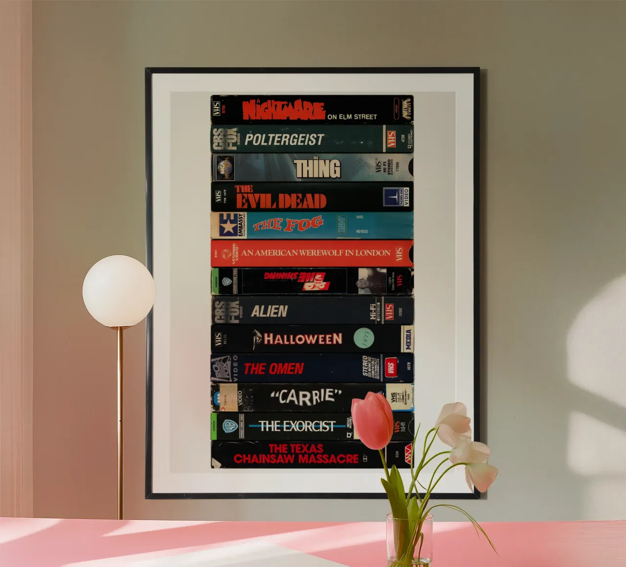 I più grandi film dell'orrore - Stampa di film in VHS d'epoca poster da MrMustardPrints
