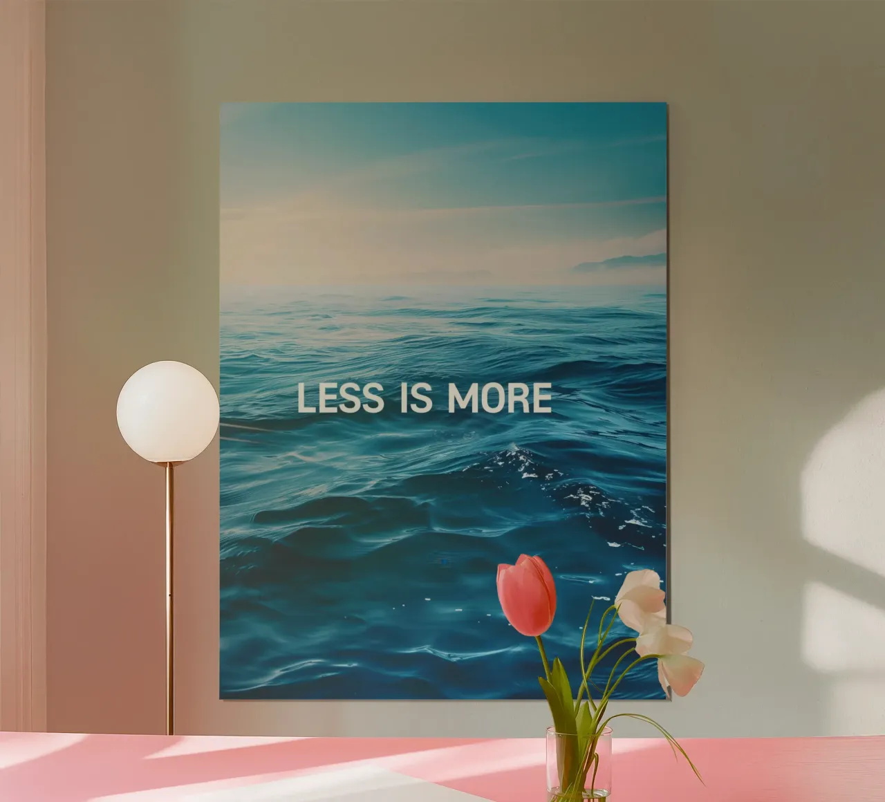 Moins, c'est plus | Affiche de motivation poster avec cadre en bois de Autofocus