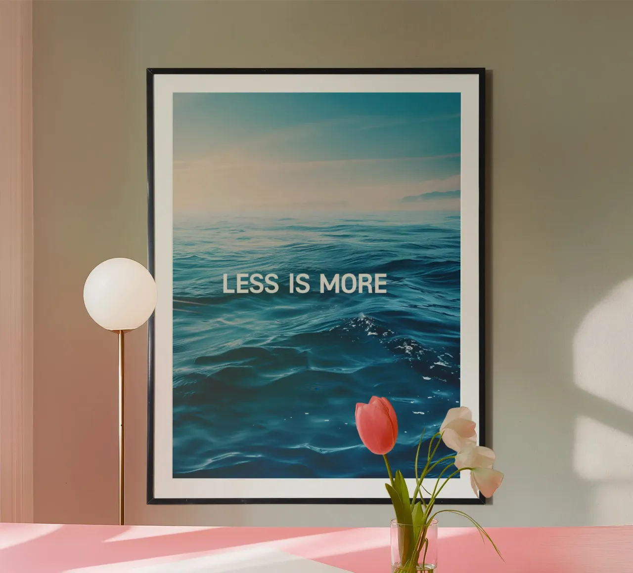 Moins, c'est plus | Affiche de motivation poster avec cadre en bois de Autofocus