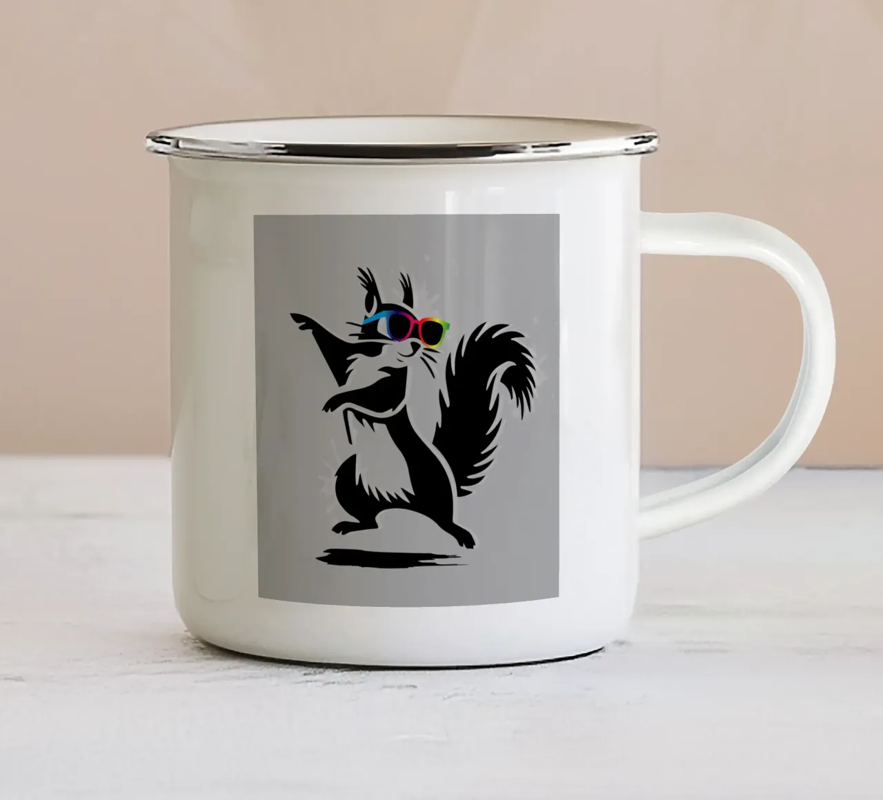 Scoiattolo elegante con occhiali da sole in stile stencil tazza in smalto da namosh