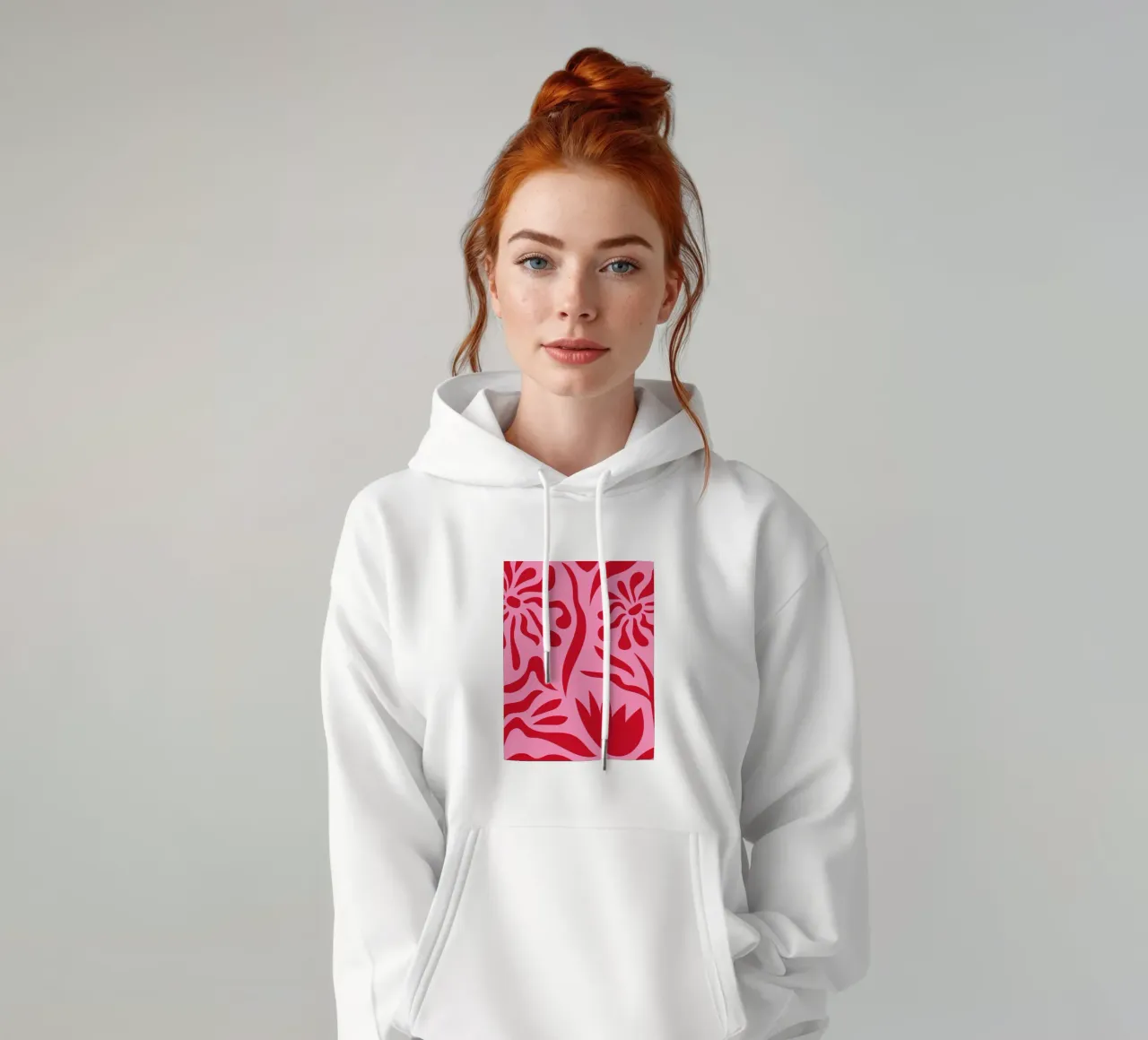 Rosa e rosso floreale felpa con cappuccio da Kim Hubball Studio