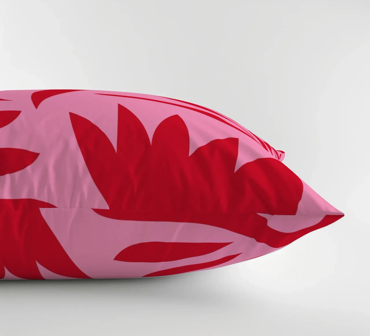 Rosa e rosso floreale cuscino da Kim Hubball Studio
