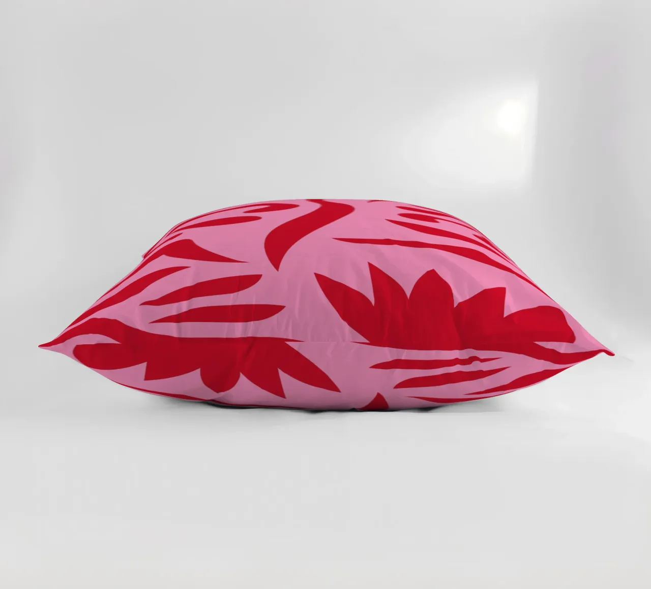 Rosa e rosso floreale cuscino da Kim Hubball Studio