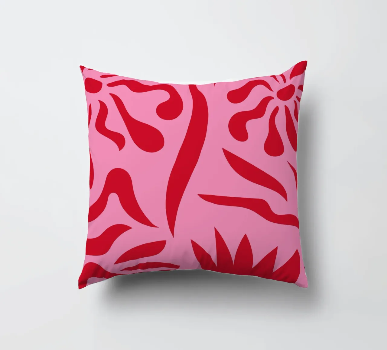 Rosa e rosso floreale cuscino da Kim Hubball Studio