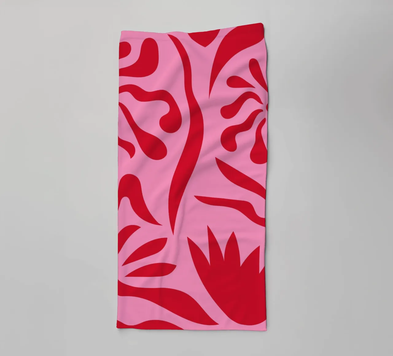 Rosa e rosso floreale asciugamano da bagno da Kim Hubball Studio