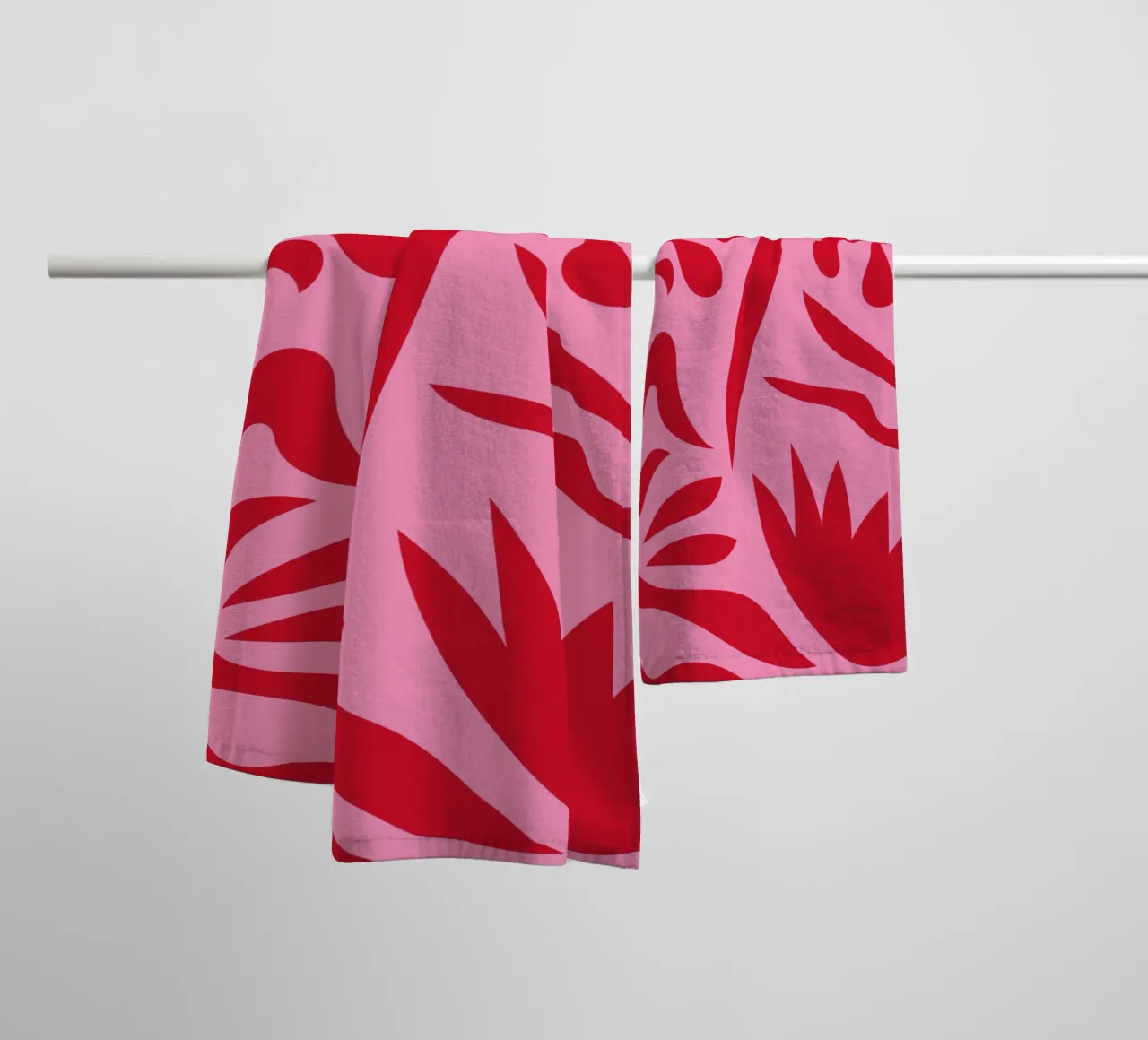 Rosa e rosso floreale asciugamano da bagno da Kim Hubball Studio