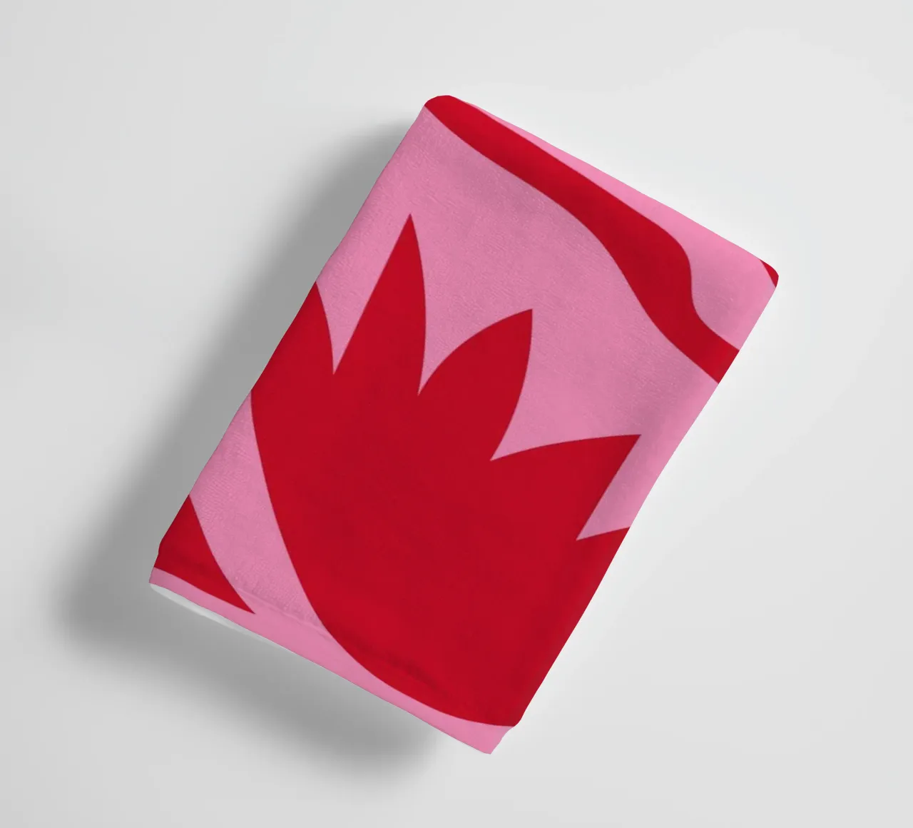Rosa e rosso floreale asciugamano da bagno da Kim Hubball Studio