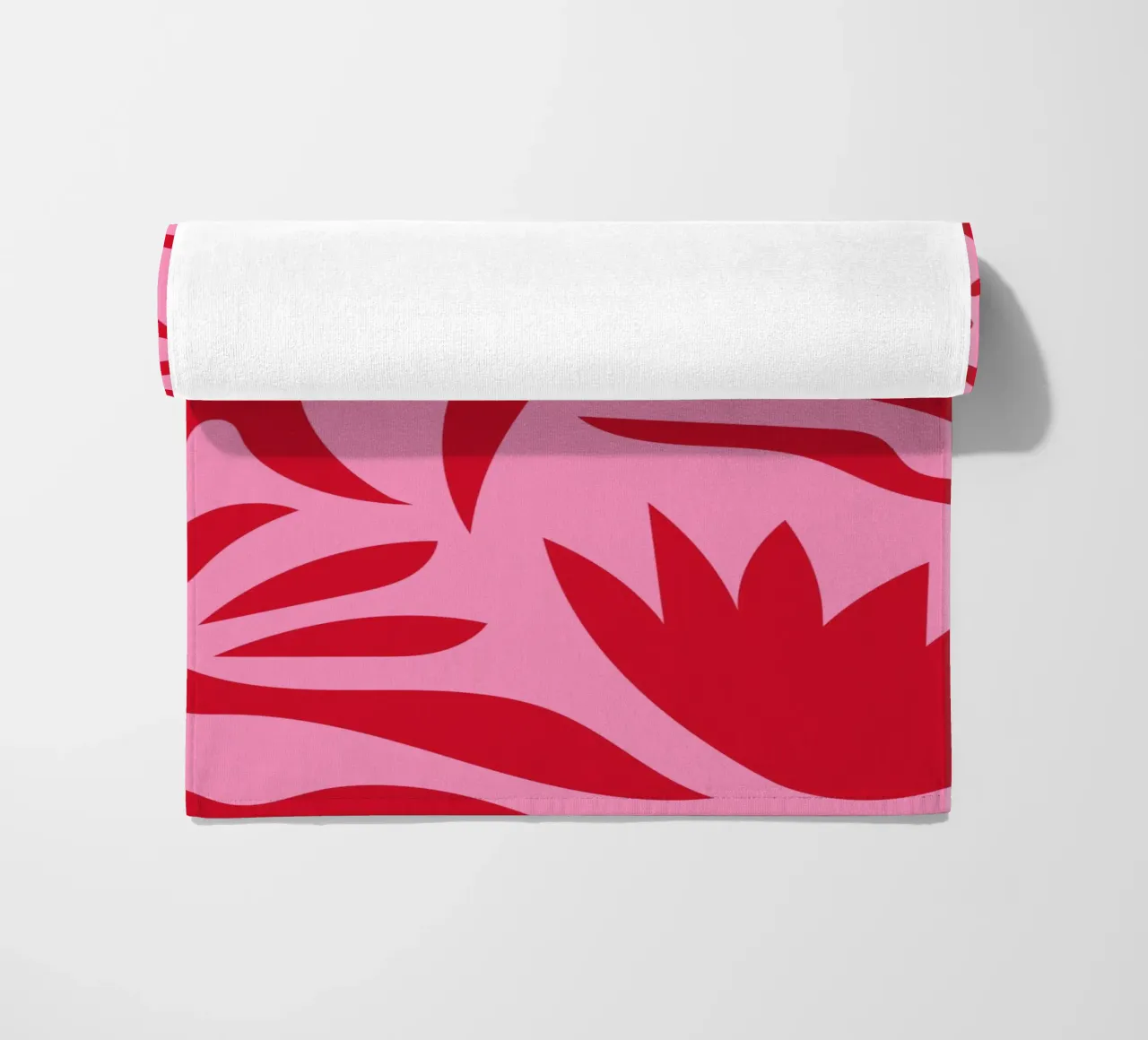 Rosa e rosso floreale telo mare da Kim Hubball Studio