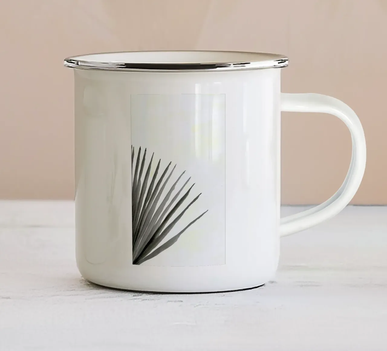 Palm V tazza in smalto da Kristen Polsinelli