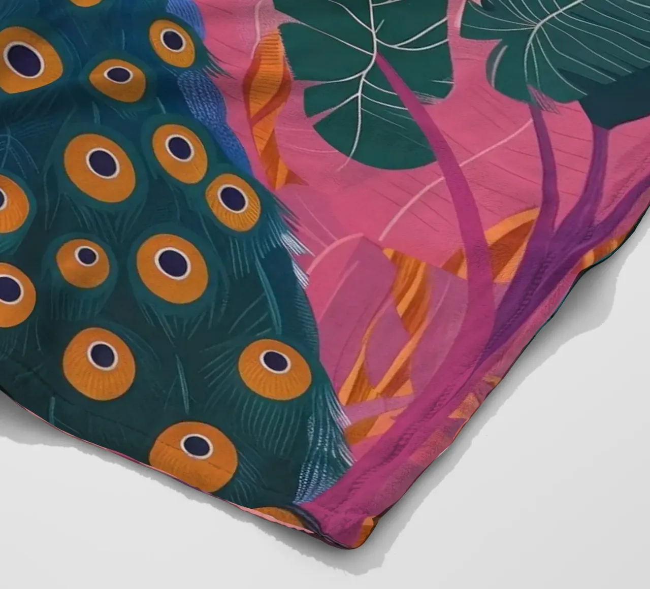 Pavone tra piante tropicali Fiori botanici rosa coperta in pile da Gentle Echoes Art