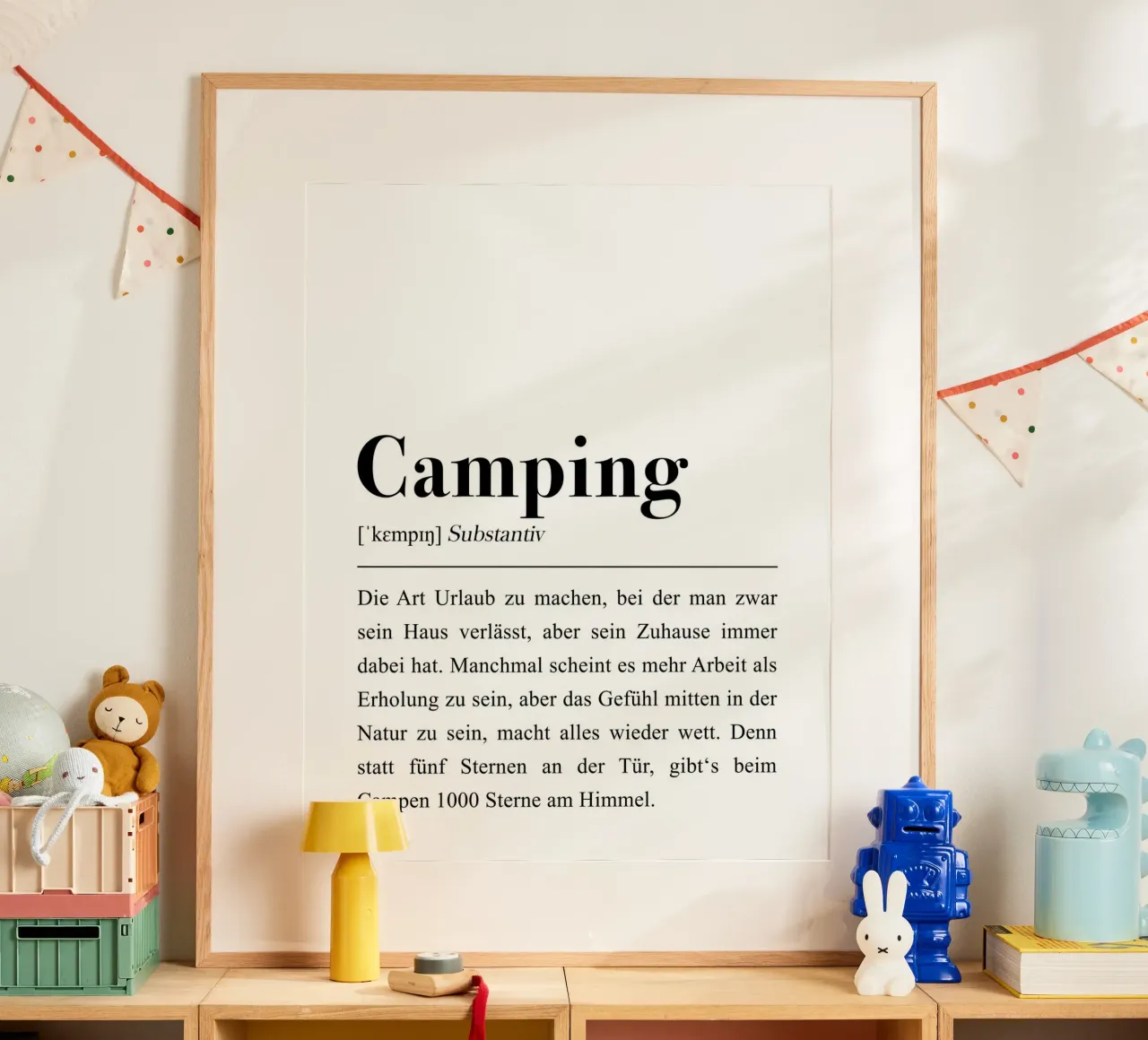 Camping Spruch: Wörterbuch Definition Poster mit Holzrahmen von Pulse of Art