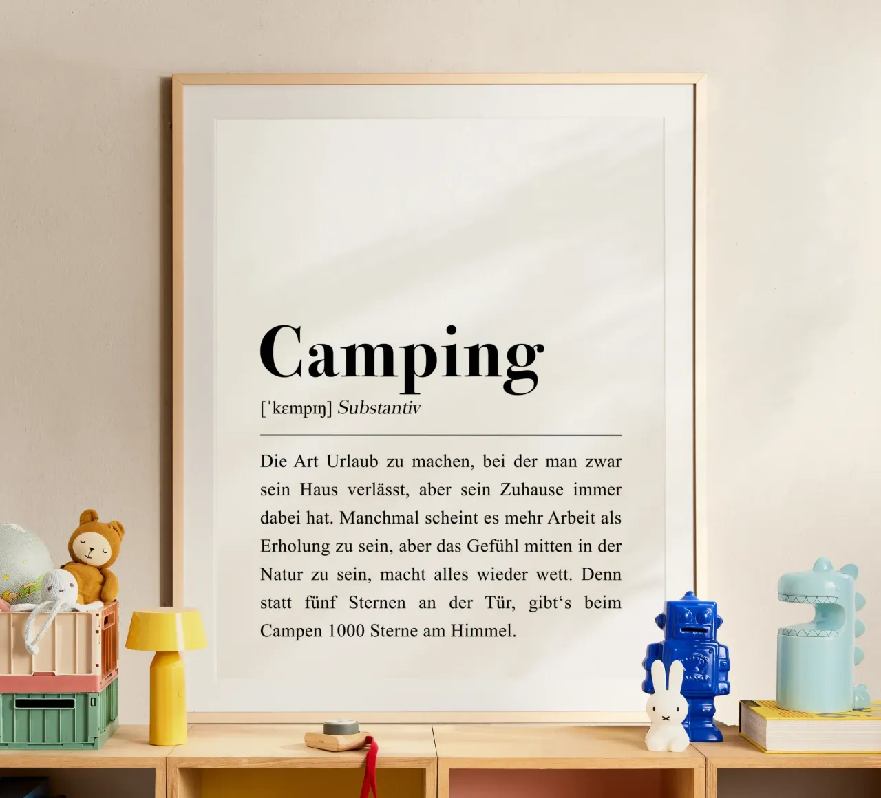 Camping Spruch: Wörterbuch Definition Poster mit Holzrahmen von Pulse of Art
