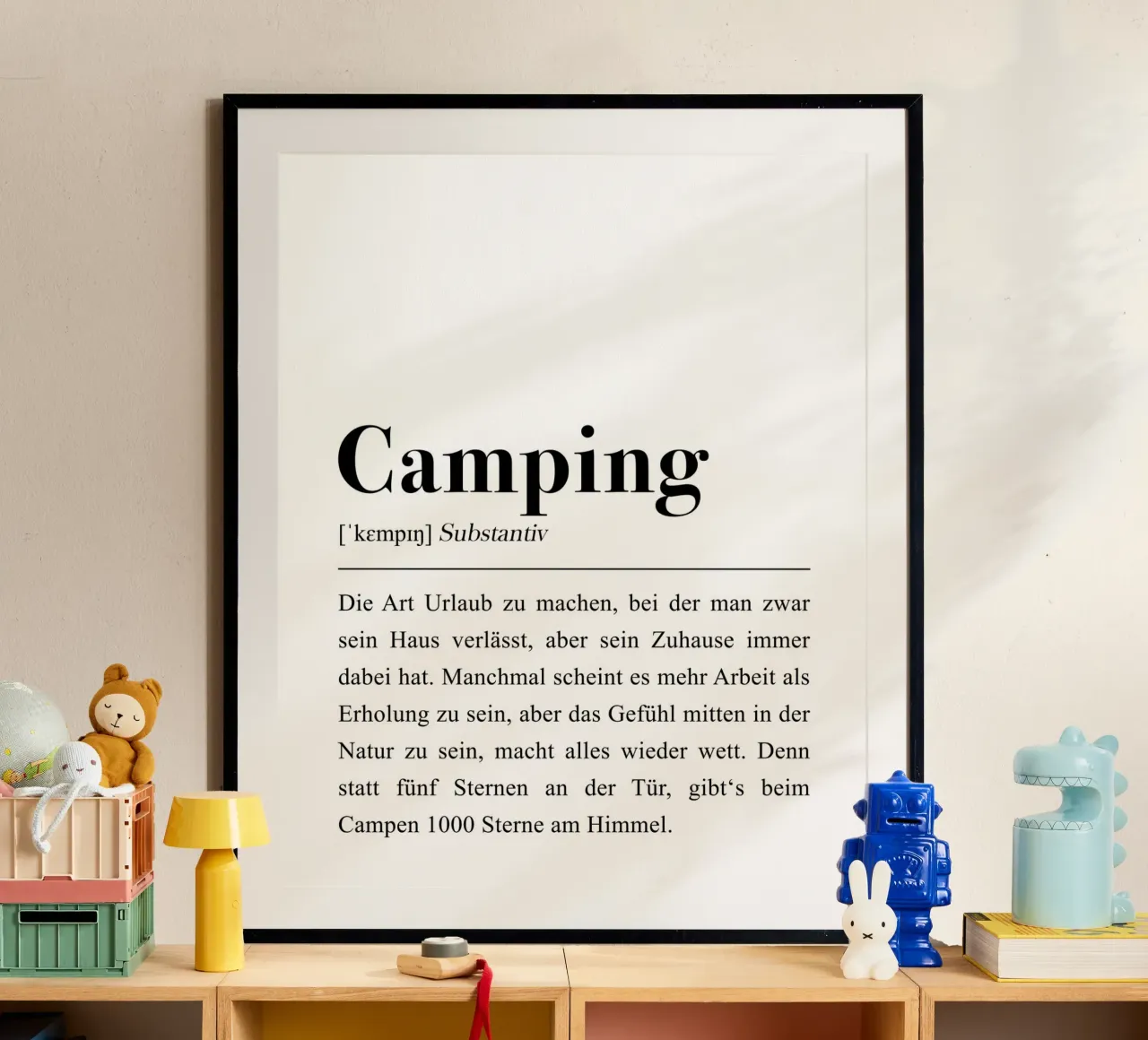 Camping Spruch: Wörterbuch Definition Poster mit Holzrahmen von Pulse of Art