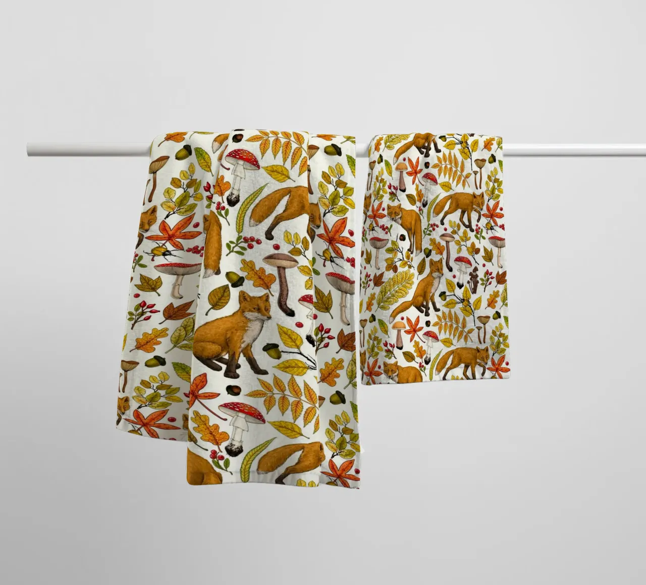 Volpi d'autunno asciugamano da bagno da Painted Nature