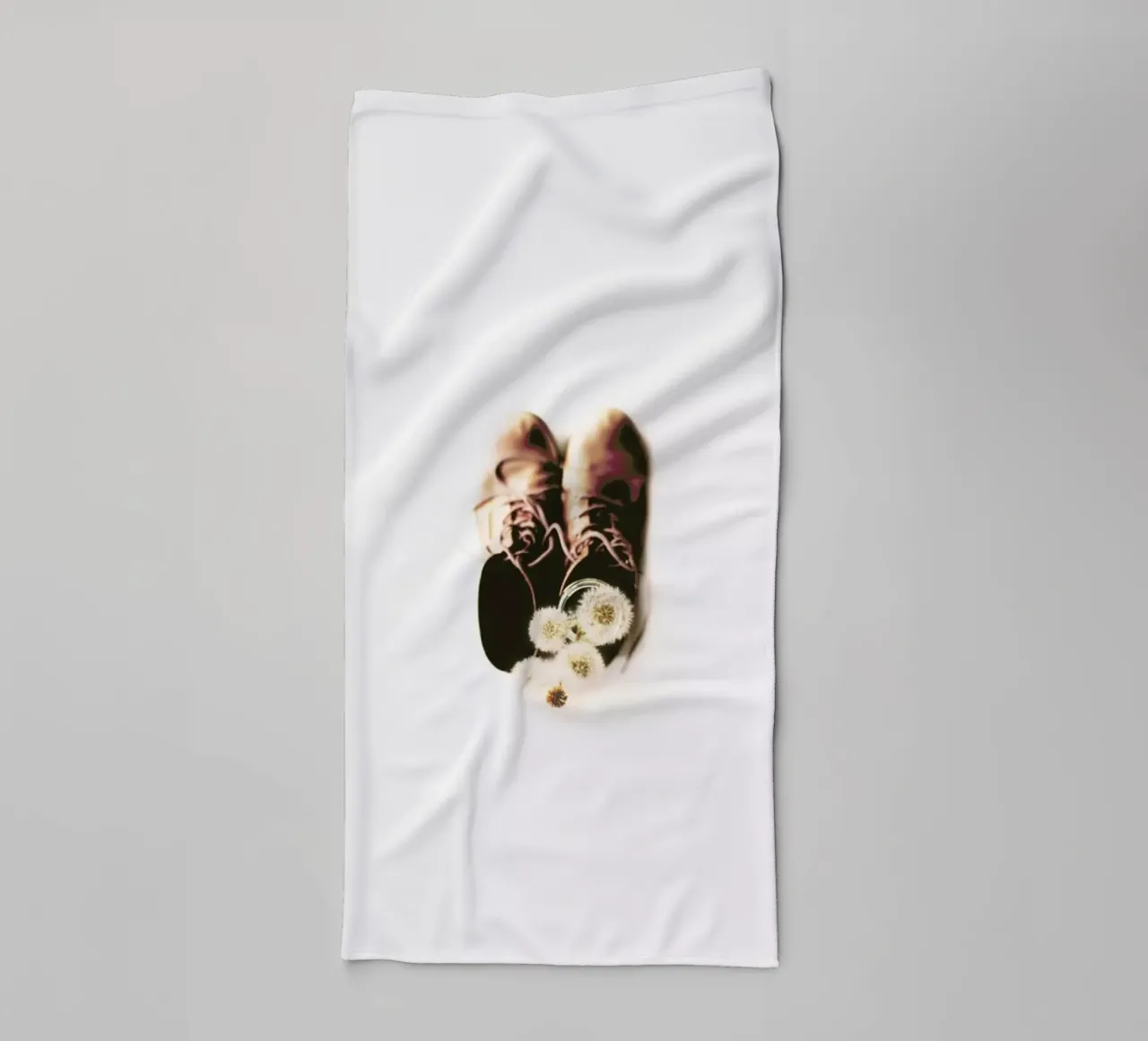 Do Small Things With Much Love asciugamano da bagno da Ingrid Beddoes
