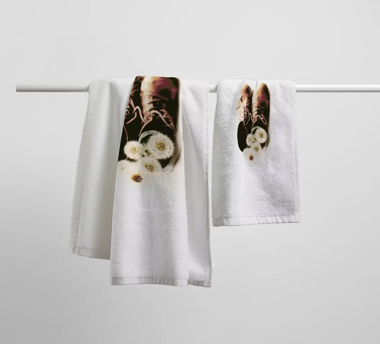 Do Small Things With Much Love asciugamano da bagno da Ingrid Beddoes