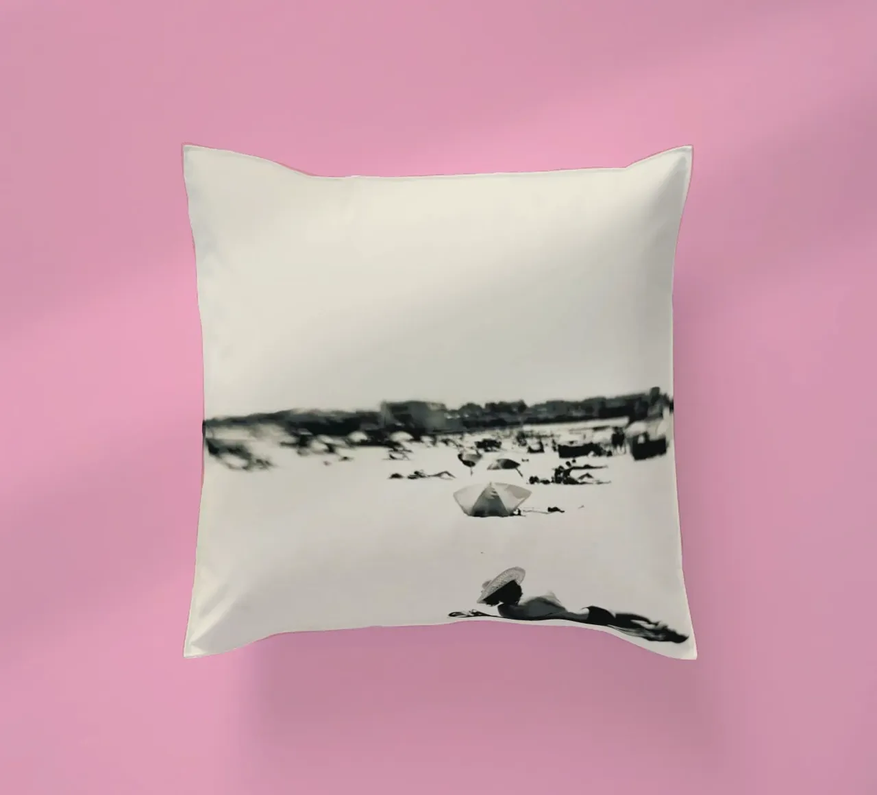 Lady On The Beach cuscino da Ingrid Beddoes