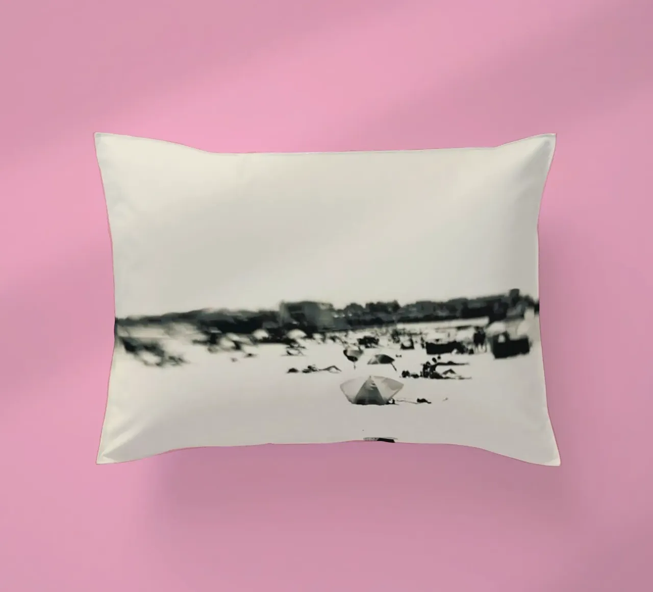 Lady On The Beach cuscino da Ingrid Beddoes