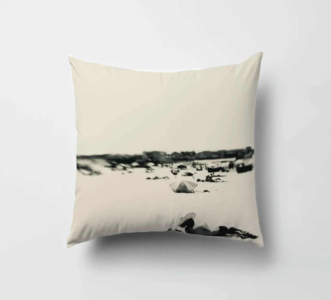 Lady On The Beach cuscino da Ingrid Beddoes
