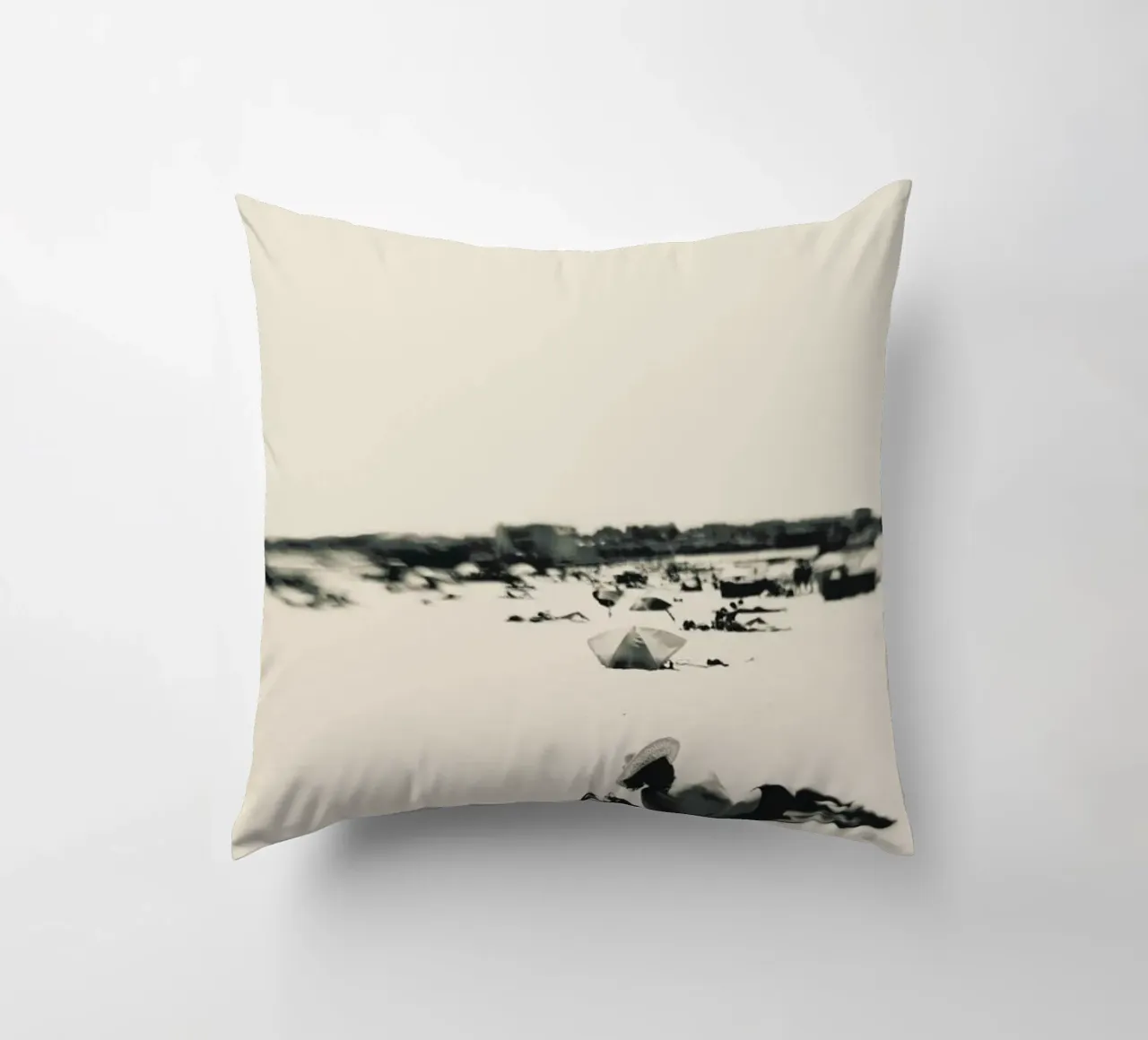 Lady On The Beach cuscino da Ingrid Beddoes