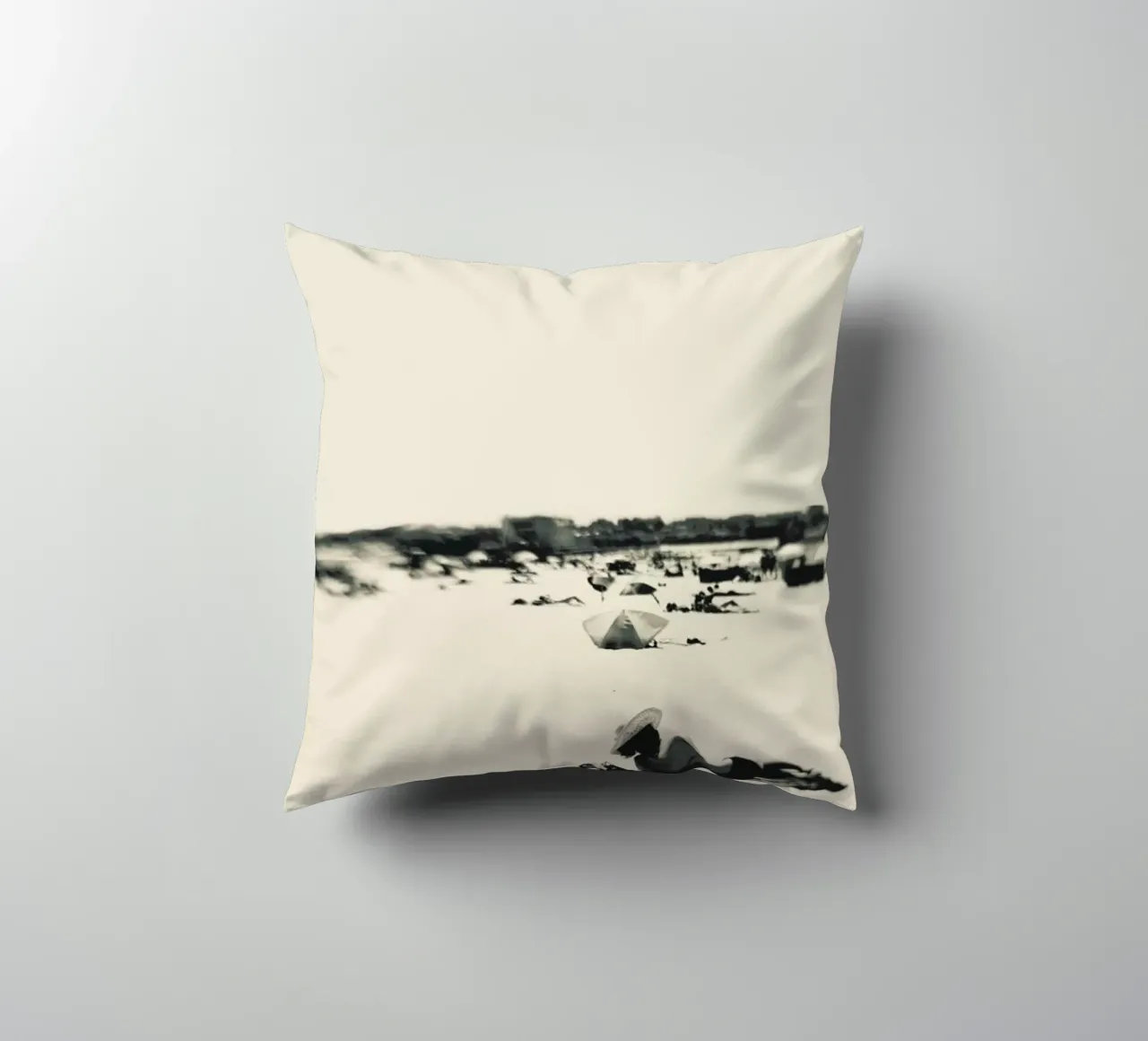 Lady On The Beach cuscino da Ingrid Beddoes