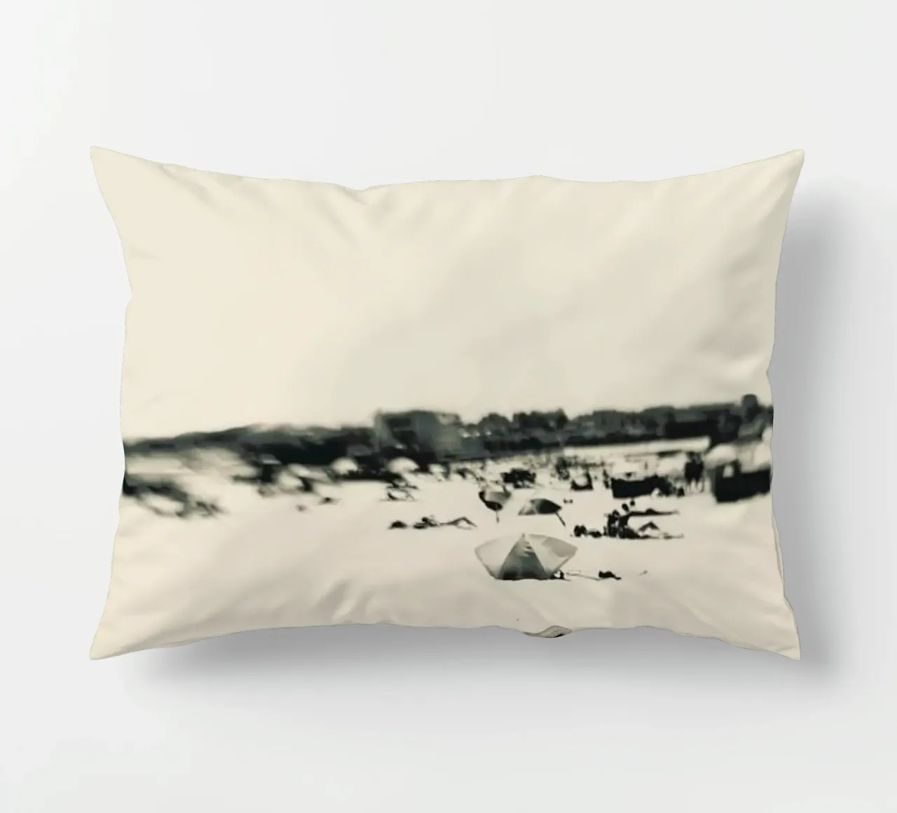 Lady On The Beach cuscino da Ingrid Beddoes
