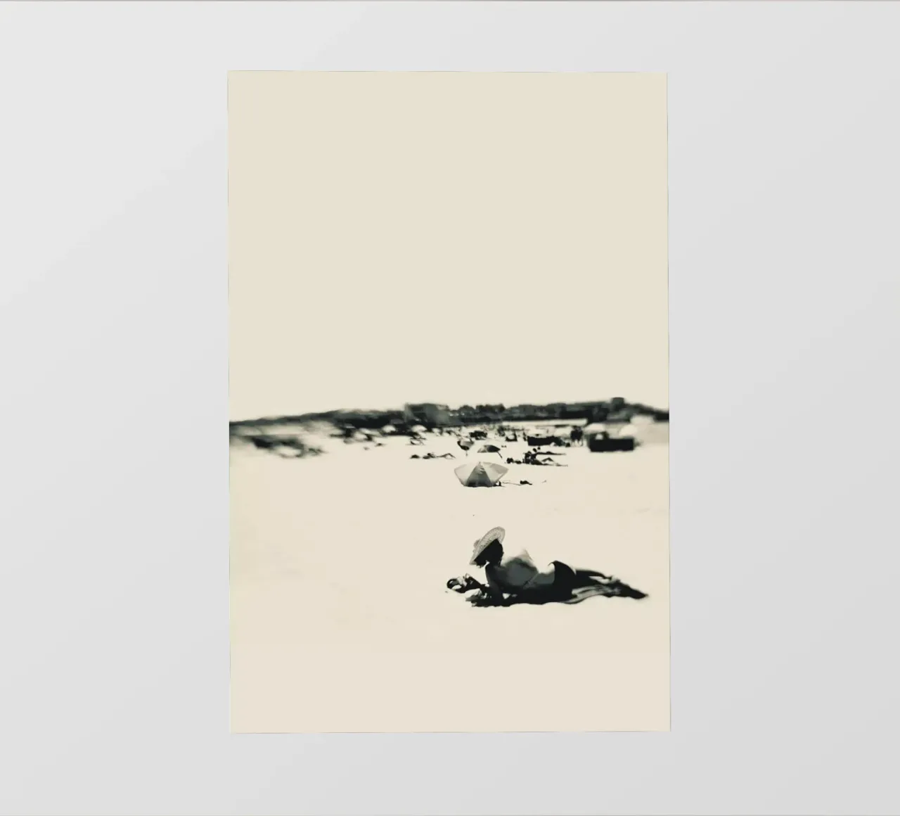 Lady On The Beach pellicola backlit da Ingrid Beddoes