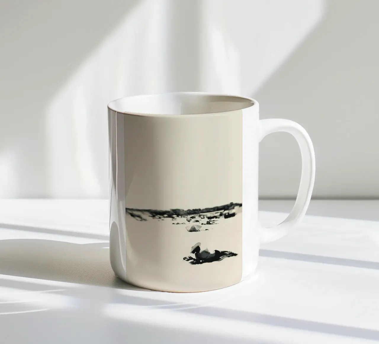 Lady On The Beach tazza in ceramica da Ingrid Beddoes