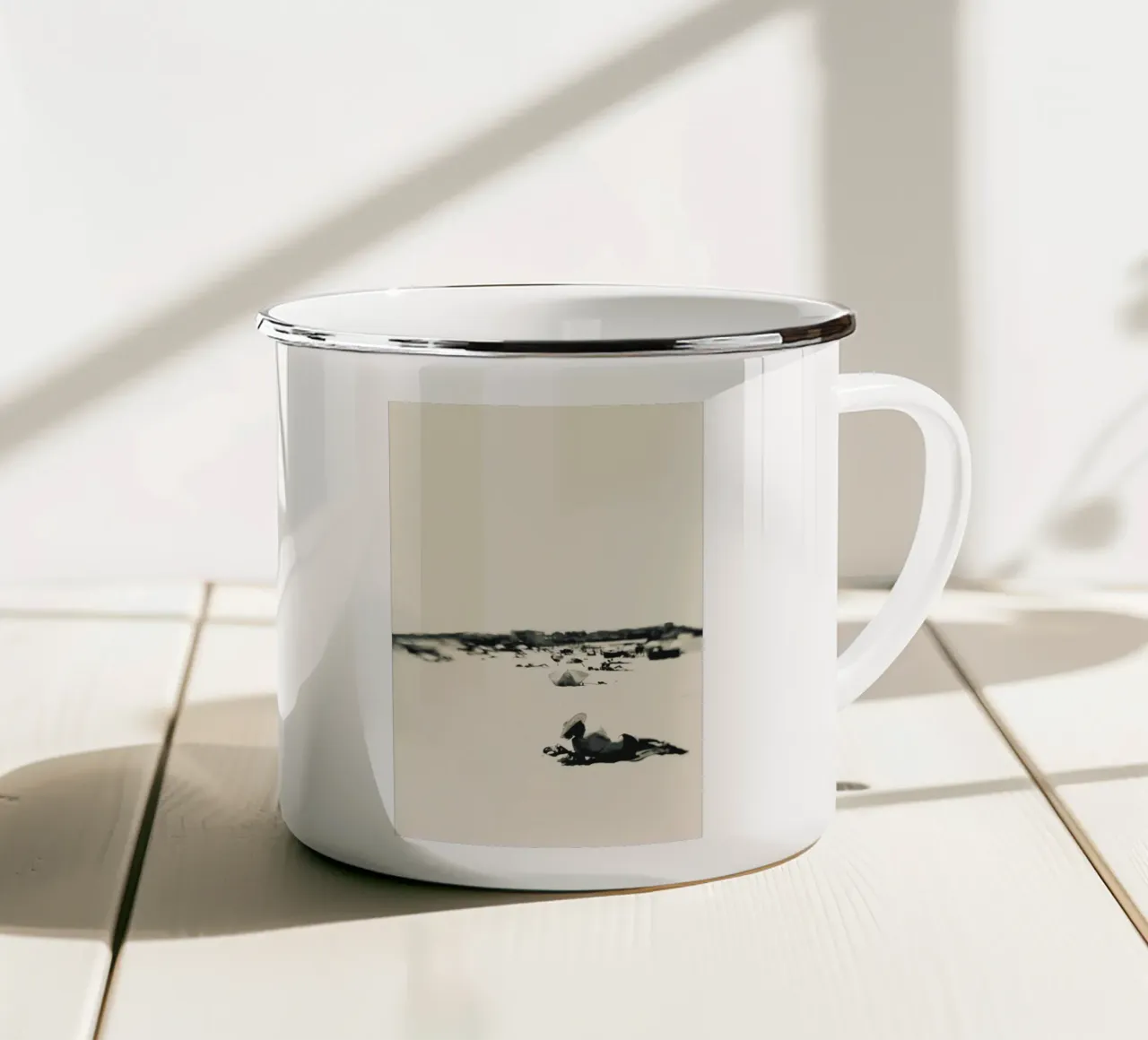 Lady On The Beach tazza in smalto da Ingrid Beddoes