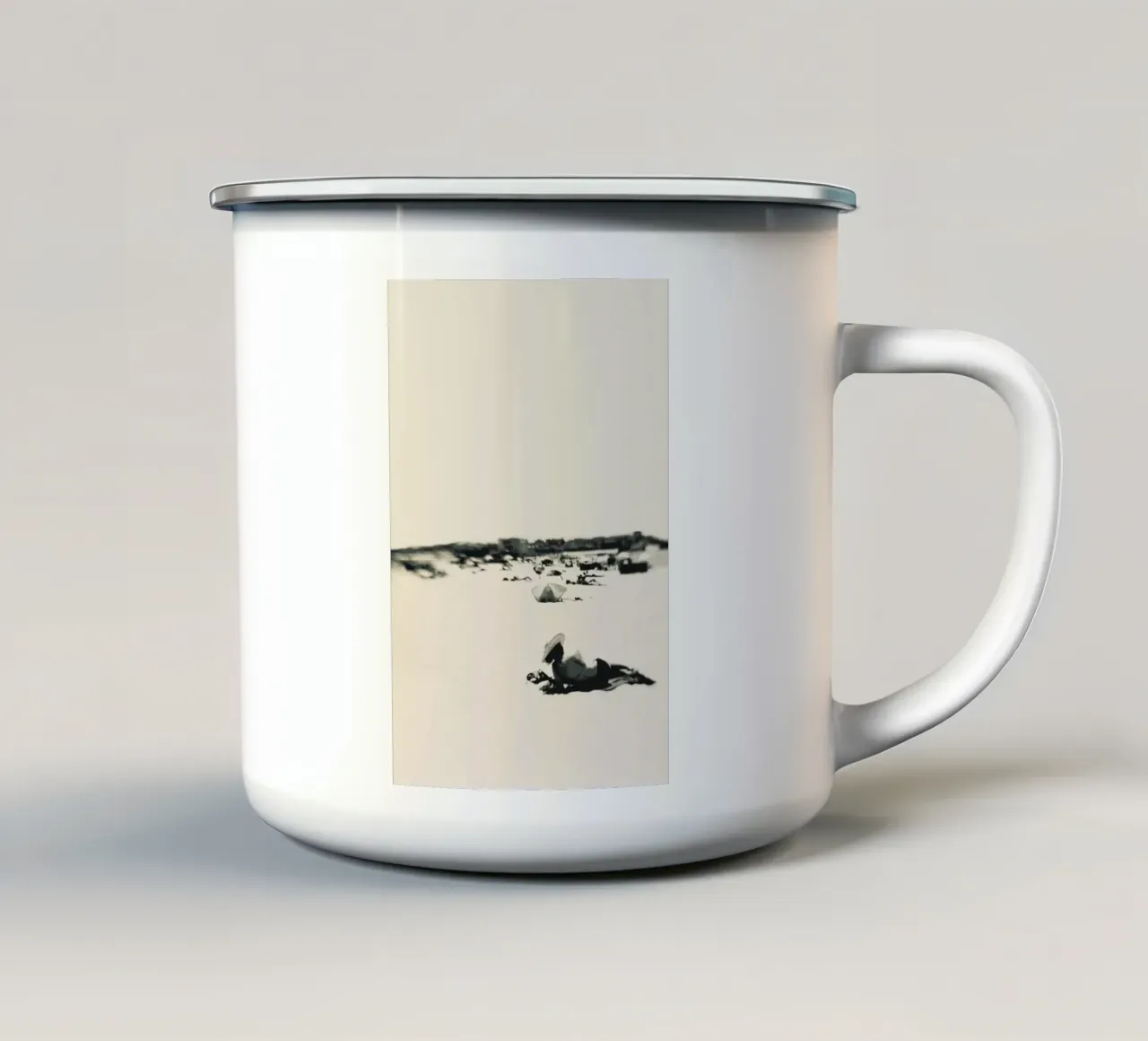 Lady On The Beach tazza in smalto da Ingrid Beddoes