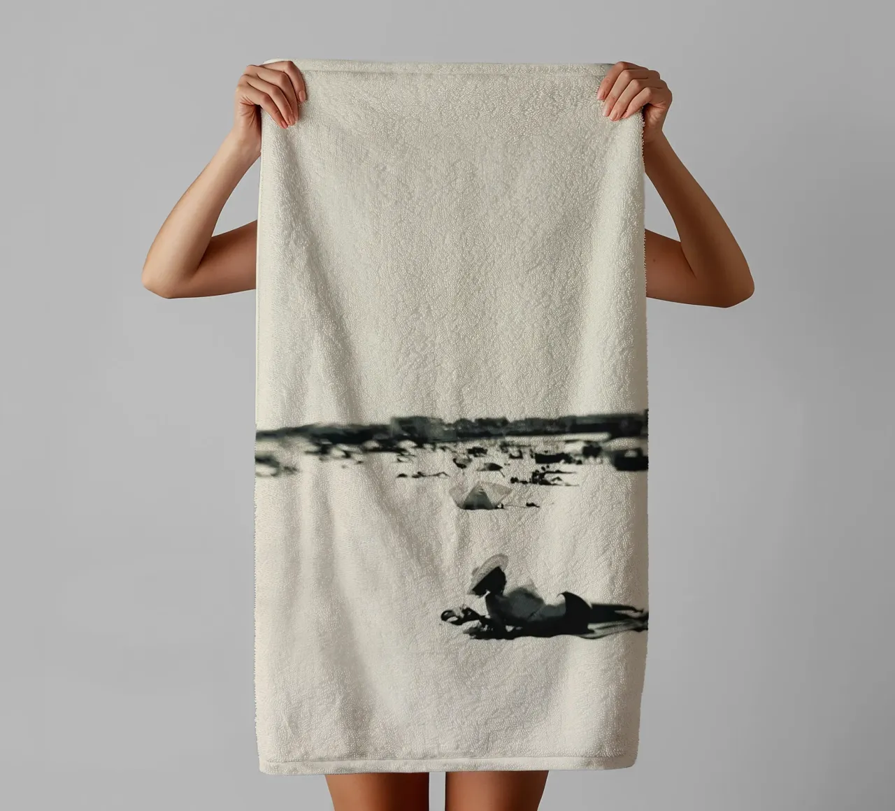 Lady On The Beach asciugamano da bagno da Ingrid Beddoes