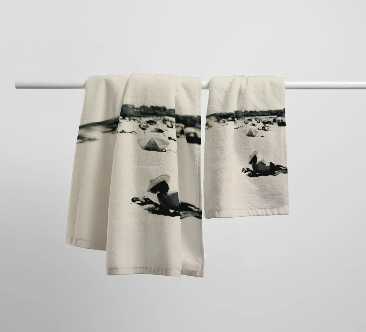 Lady On The Beach asciugamano da bagno da Ingrid Beddoes