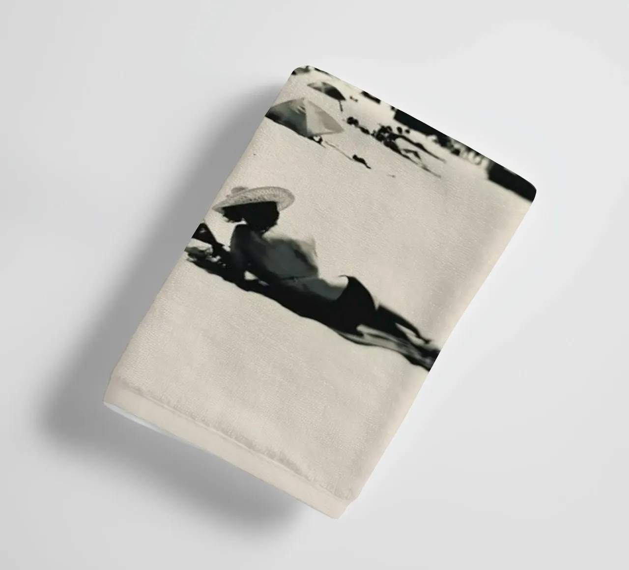 Lady On The Beach asciugamano da bagno da Ingrid Beddoes