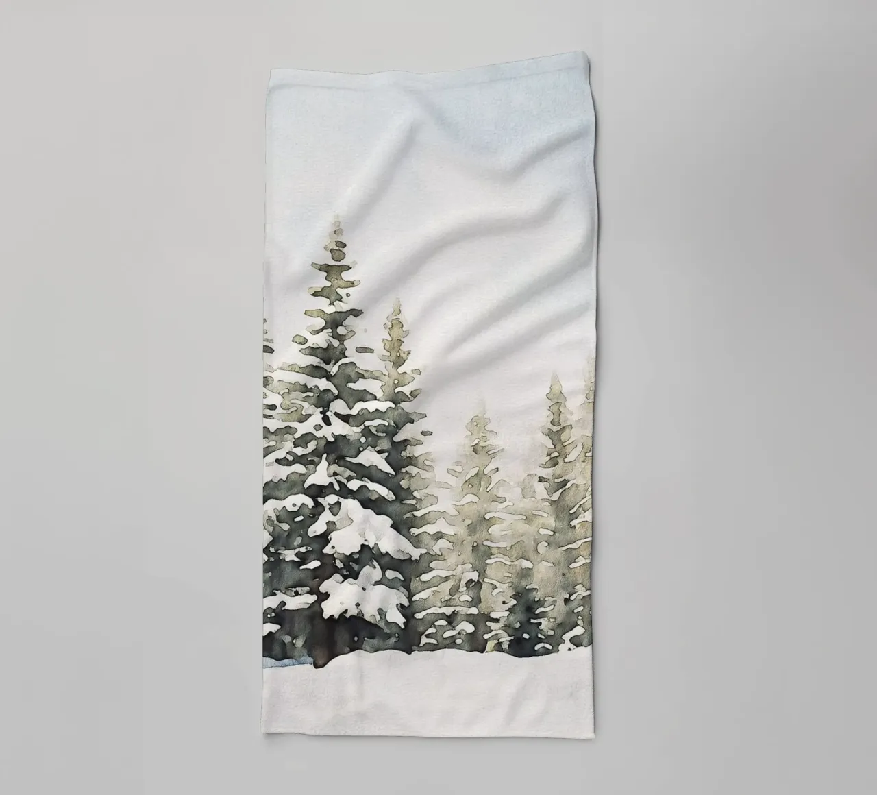 Snowy Pine Tree Watercolor asciugamano da bagno da apoloprints
