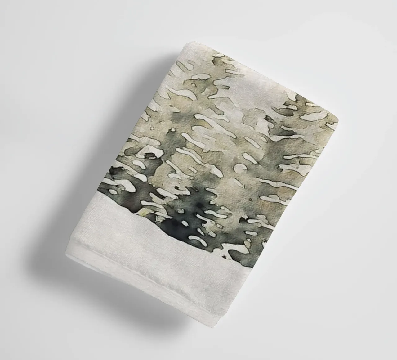 Snowy Pine Tree Watercolor asciugamano da bagno da apoloprints