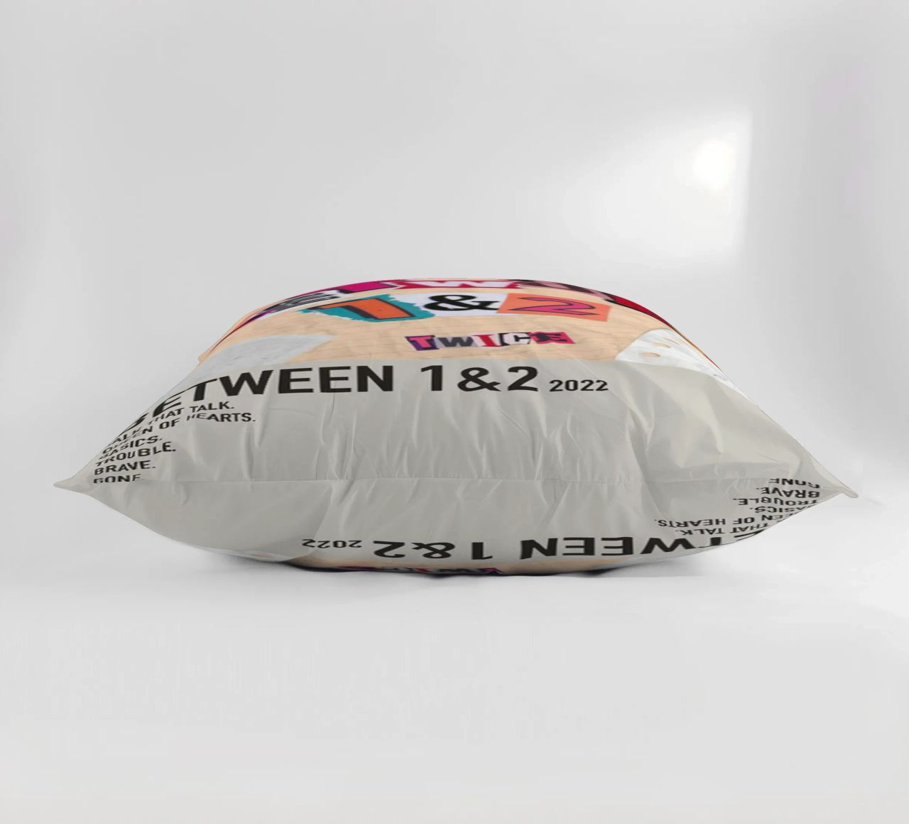 BETWEEN 1&2 2022 TWICE cuscino da SoundStudio