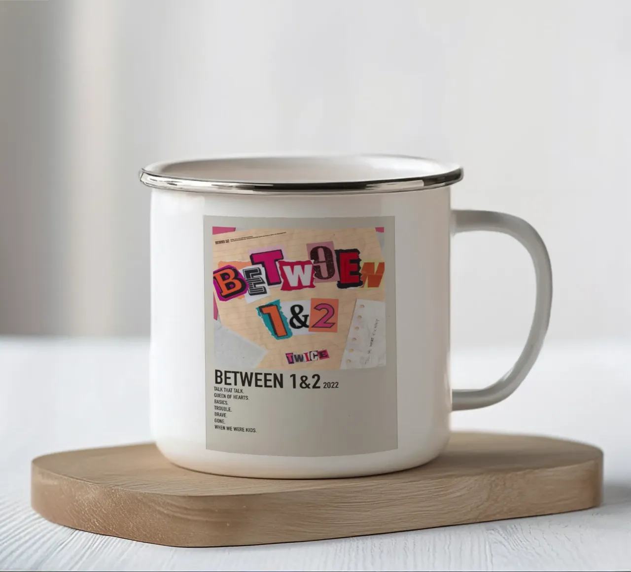 BETWEEN 1&2 2022 TWICE Emaille Tasse von SoundStudio