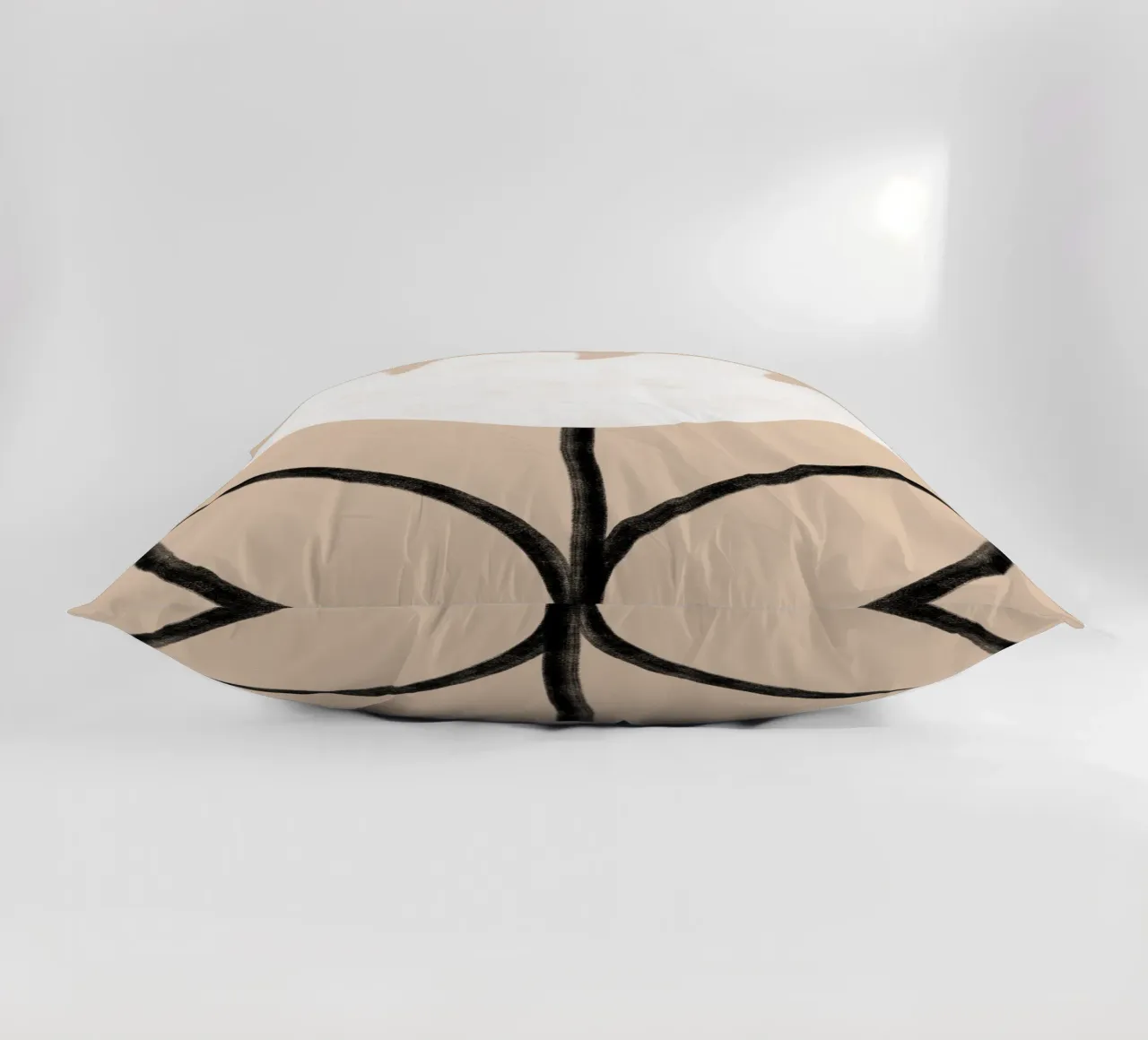 Tulip on beige cuscino da BAINAI