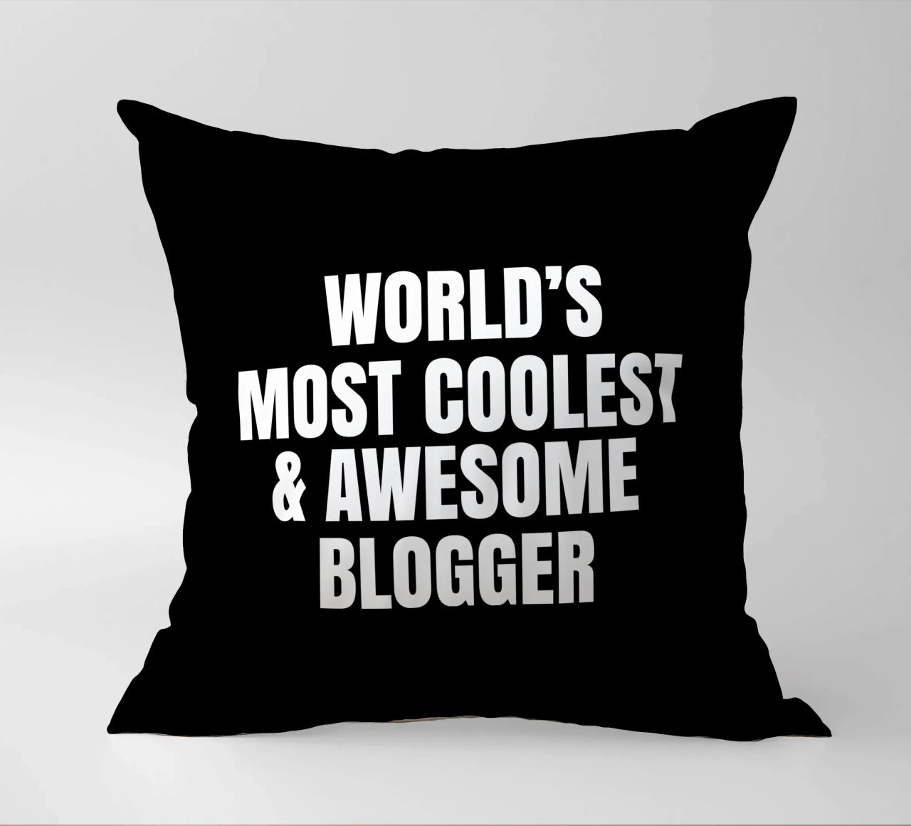 World's most coolest and awesome blogger cuscino da happieeagle