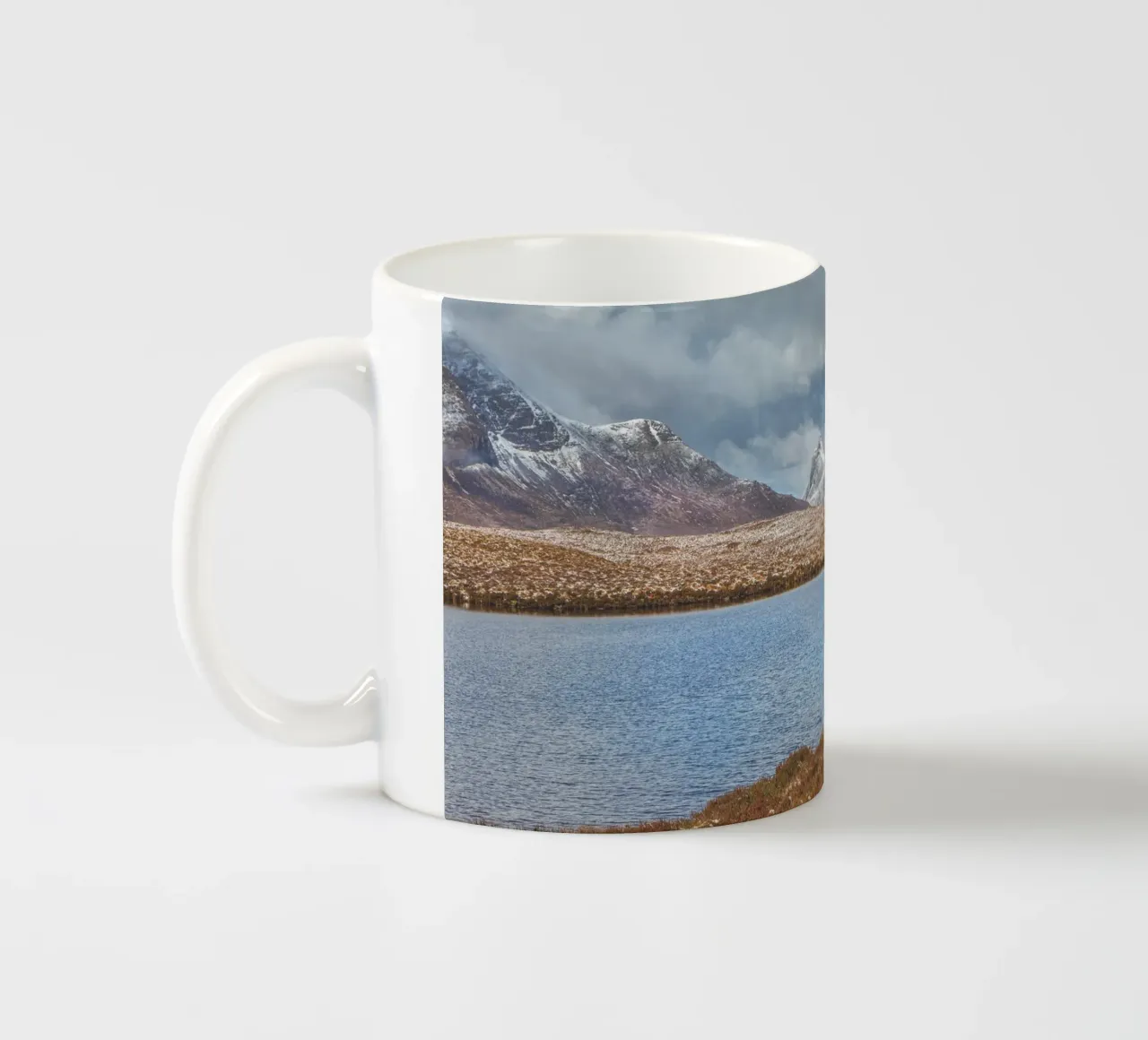 Paesaggio di neve delle Highlands tazza in ceramica da Dave Hare Photography
