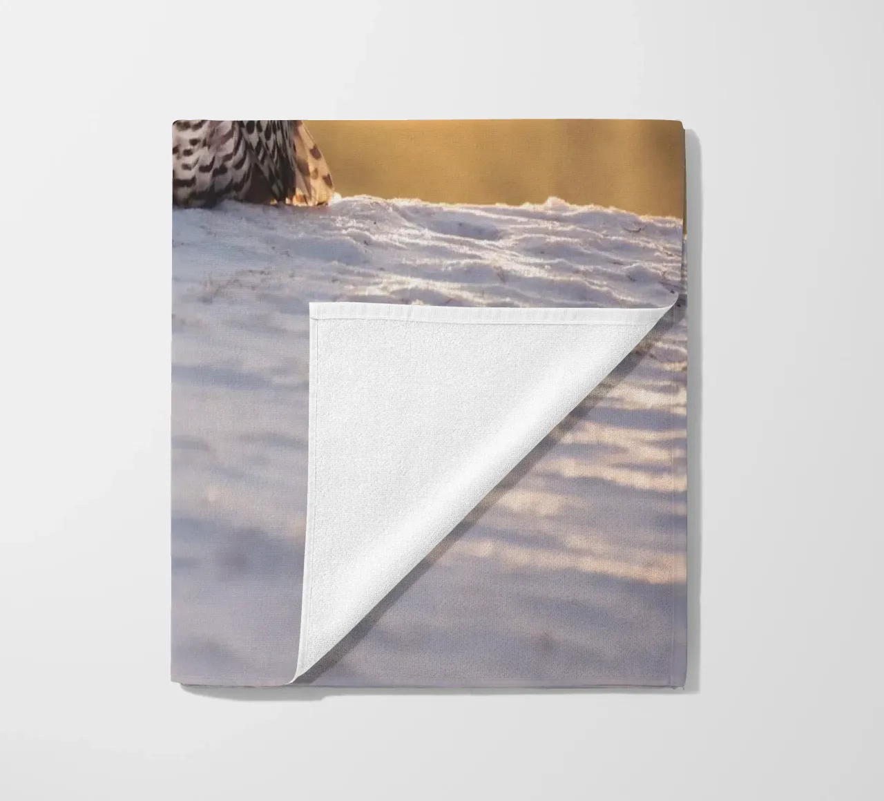 Sneeuwuil bij zonsondergang strandhanddoek van Dave Hare Photography