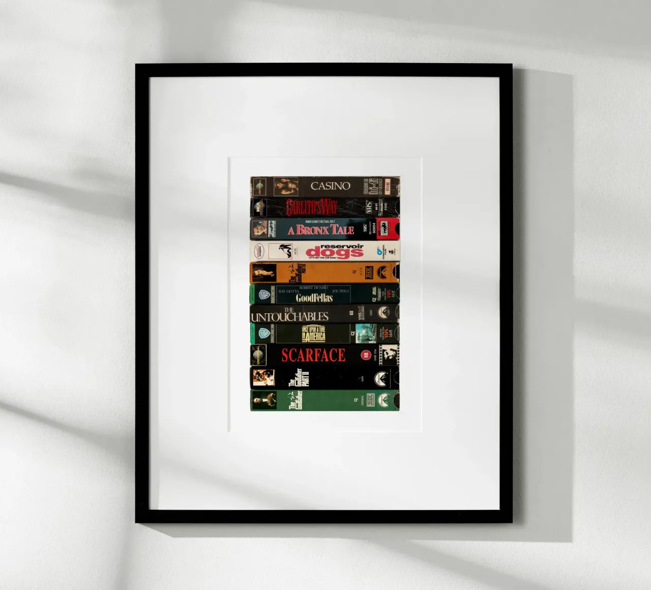 I più grandi film di gangster di tutti i tempi - Stampa VHS d'epoca poster con telaio in alluminio da MrMustardPrints
