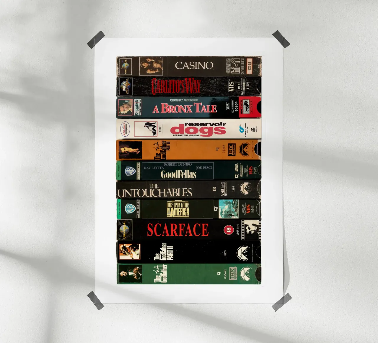 I più grandi film di gangster di tutti i tempi - Stampa VHS d'epoca poster con telaio in alluminio da MrMustardPrints