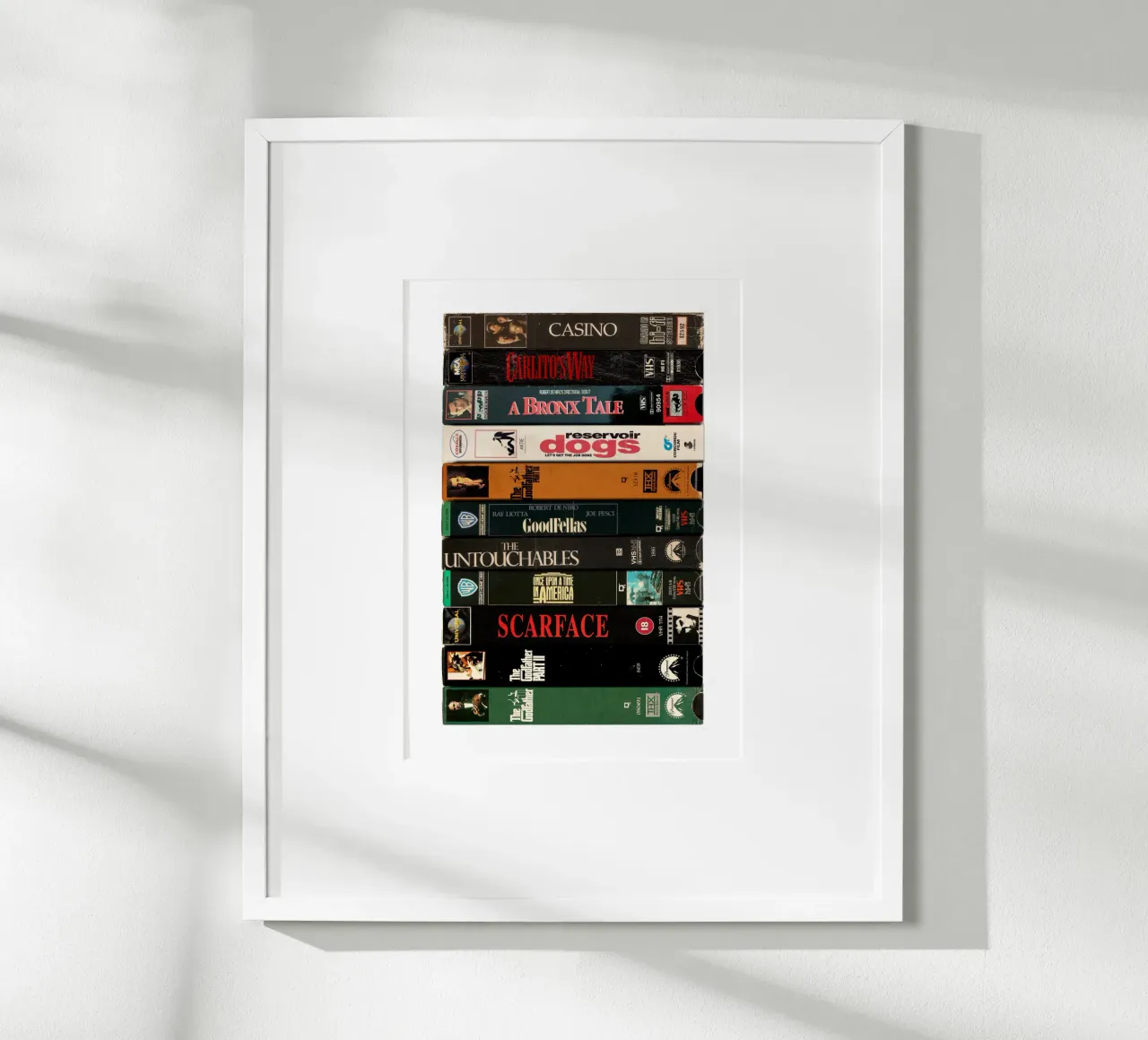 I più grandi film di gangster di tutti i tempi - Stampa VHS d'epoca poster con telaio in alluminio da MrMustardPrints