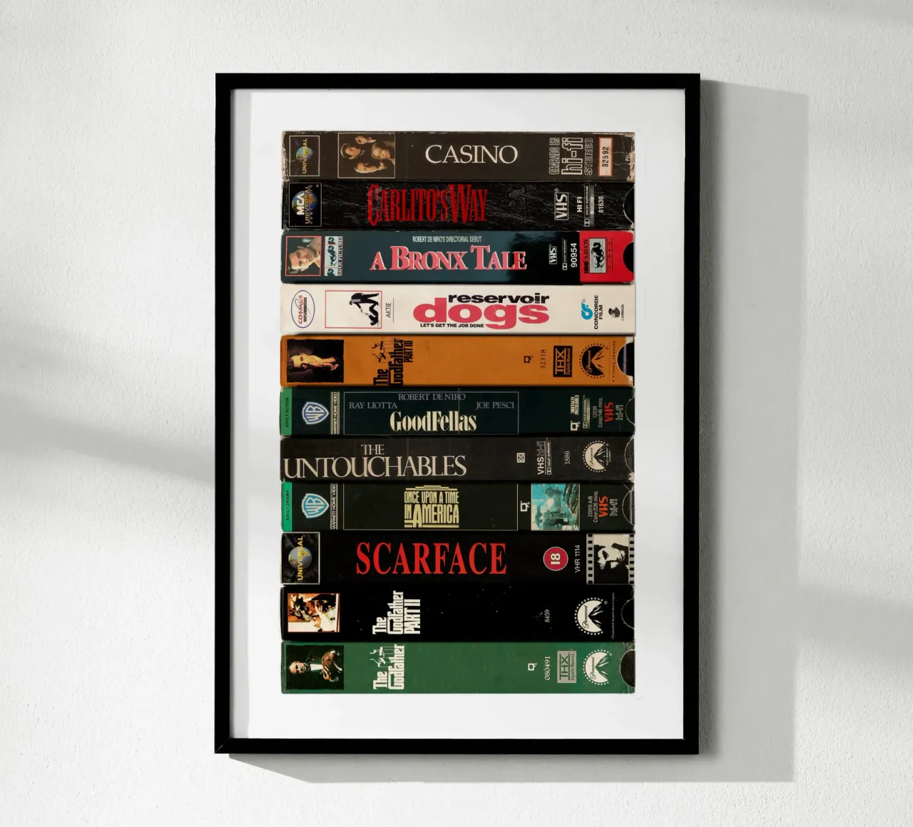 I più grandi film di gangster di tutti i tempi - Stampa VHS d'epoca poster con telaio in alluminio da MrMustardPrints