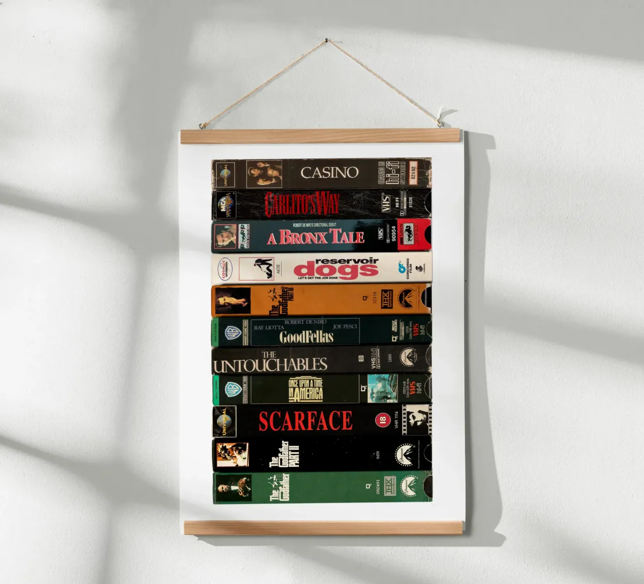 I più grandi film di gangster di tutti i tempi - Stampa VHS d'epoca poster con telaio in alluminio da MrMustardPrints