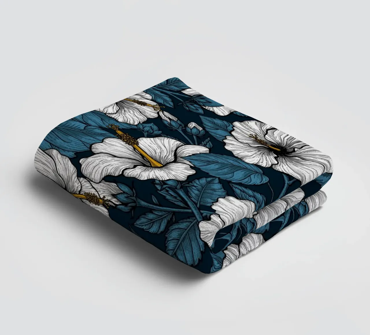 Ibisco bianco su blu scuro asciugamano da bagno da Painted Nature