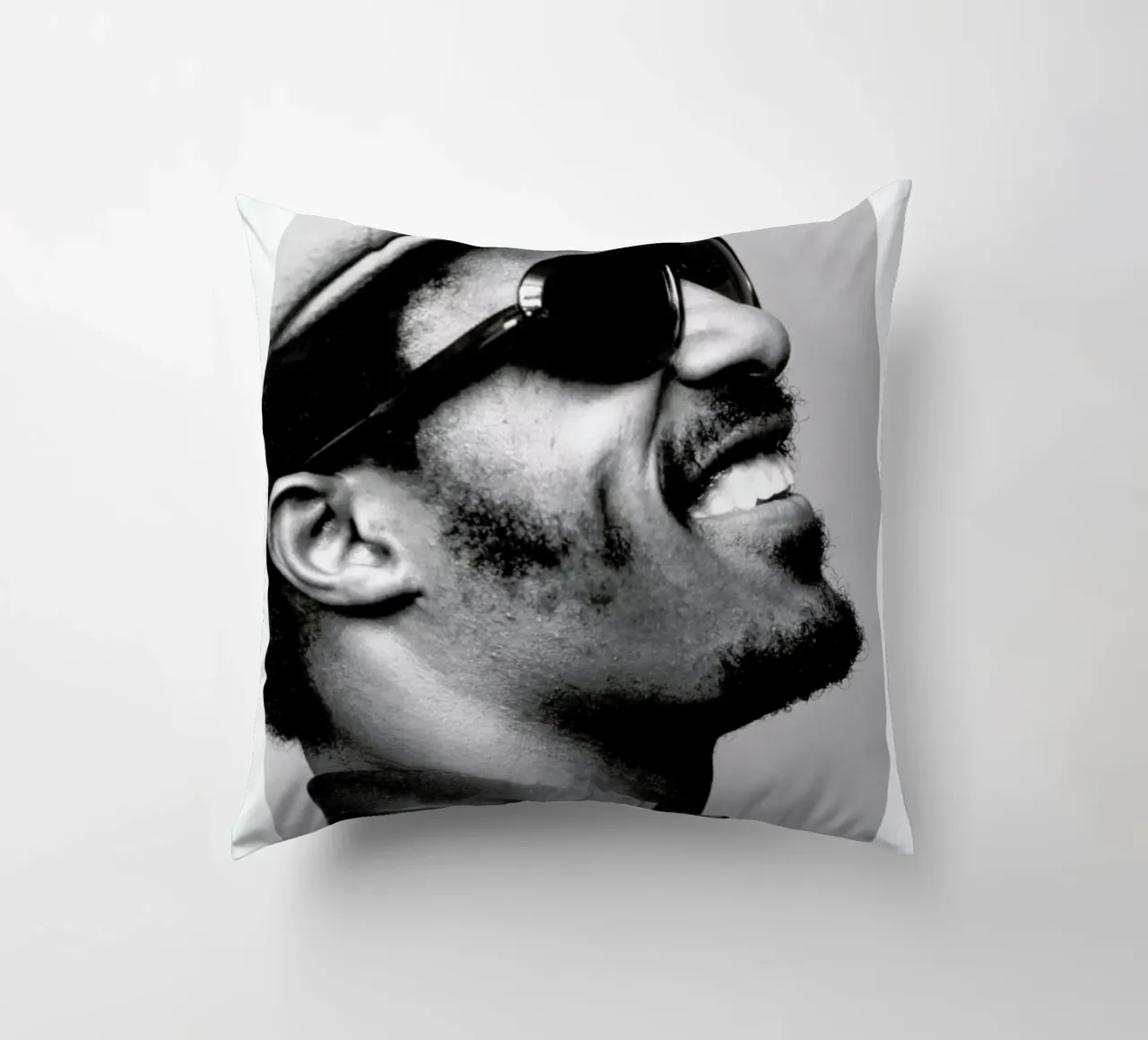 Stevie Wonder cuscino da Gallery Print and Art Limited