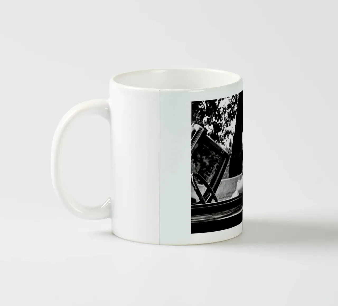 Audrey Hepburn in How to Steal a Million, 1966 tazza in ceramica da Gallery Print and Art Limited