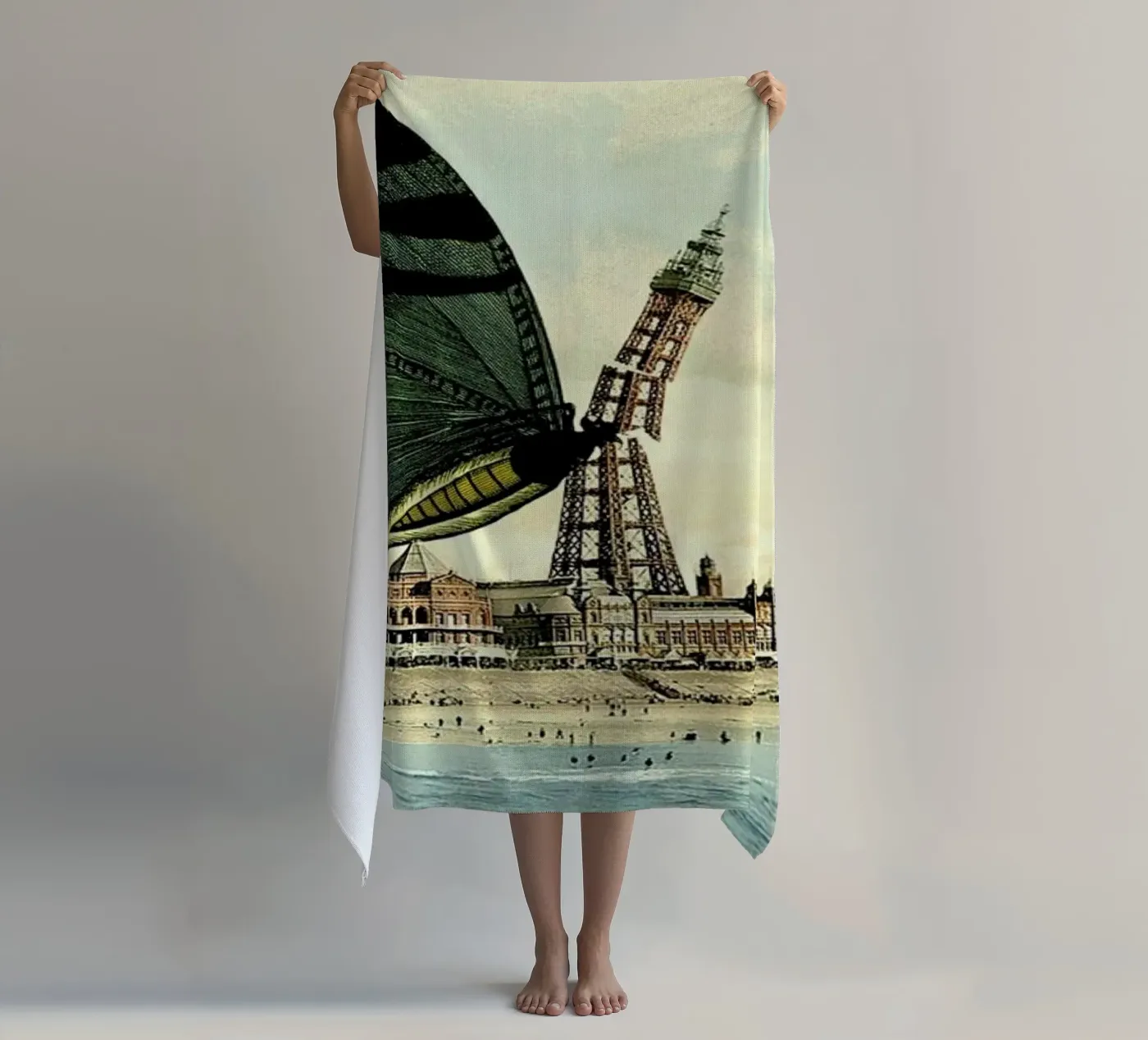 Blackpool strandhanddoek van The Gently Unfurling Sneak